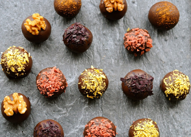 Frugt marcipankugler med mørk chokolade | JulieKarla