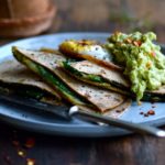 Quesadillas med ost, pesto og spinat