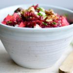 Rødbedesalat med æbler, quinoa og gedeost