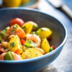 Sund rejesalat med tomater og spicy citrondressing