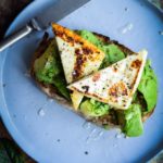 Advocado toast med halloumi ost og honning