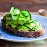 mad med avocado, tahin og agurk