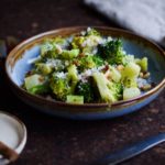 broccolisalat med bacon og pesto