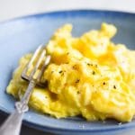 nem scrambled eggs opskrift