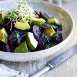 roedbeder med dild og avocado på tallerken