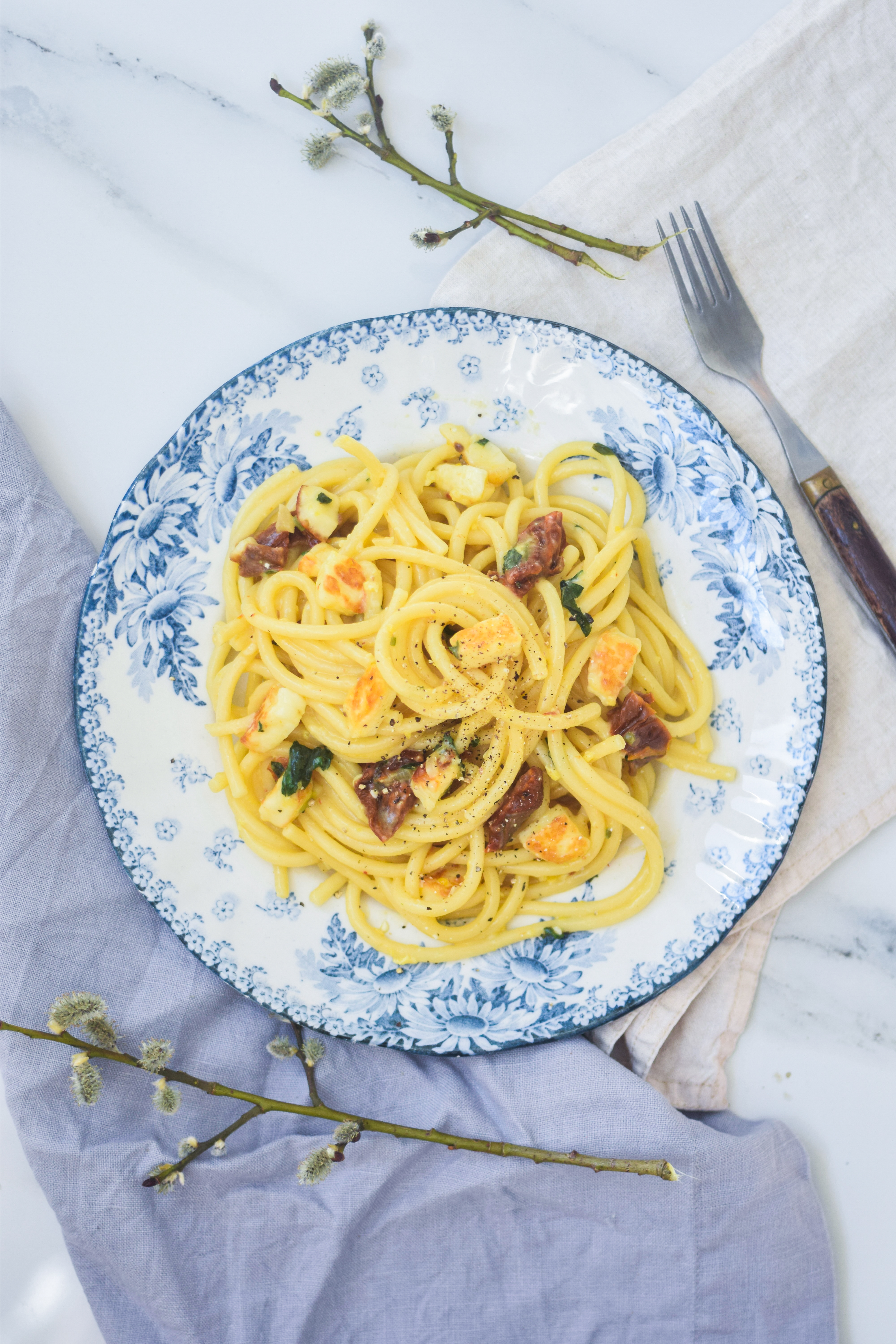 Vegetarisk carbonara - En cremet pastaret med æg, parmasan og halloumi |  JulieKarla