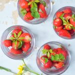 dessert med jordbær i glas